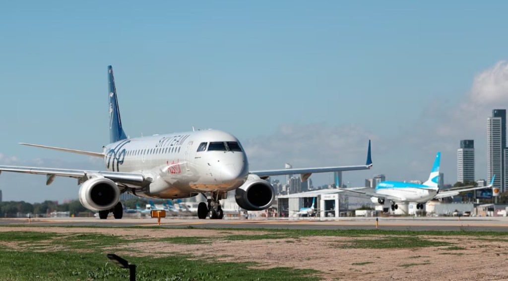 Avión o autobús?: cuánto salen los pasajes a los principales destinos del país y qué opción conviene&nbsp;más