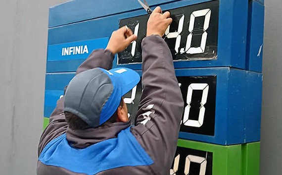 Nueva suba de combustibles y largas colas de&nbsp;automovilistas