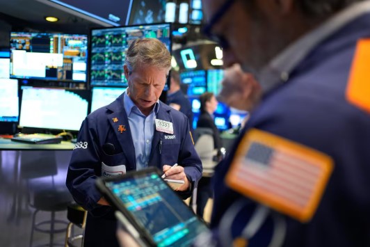 Fuerte suba de las acciones argentinas en Wall Street y baja del riesgo país 