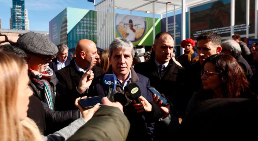 En la Rural, Caputo descartó anticipar anuncios sobre las retenciones