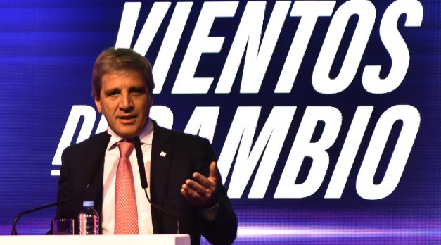 Caputo admitió que la recuperación económica llevará tiempo