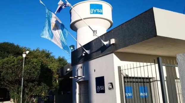 Dos consorcios avanzan por el control de AySA