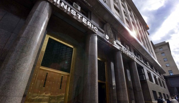El Gobierno busca reforzar su respaldo en dólares para 2027