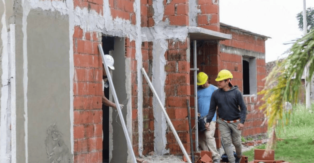 El empleo en la construcción cayó y quedó 11,5% abajo del promedio